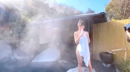 ▲「日本第一女Coser」泡溫泉只包浴巾　啊～一聲滑落…身材被看光。（圖／翻攝自推特／@enako_cos）