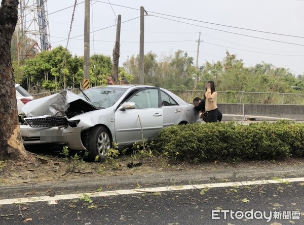 ▲▼台南男駕駛下交流道「自撞路樹」！家庭出遊1死3傷…她看母屍崩潰。（圖／記者林悅翻攝）