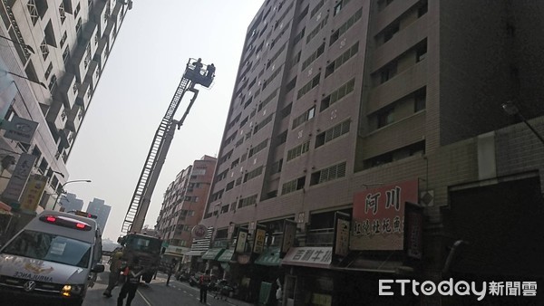 ▲台南市安平區郡平路、健康三街一棟大樓11樓，傳出1名婦人不明原因掛在陽台女兒牆情勢危急，台南市消防局迅速出動消防人車前往搶救，惟該婦人疑無力支撐而墜樓，當場無生命跡象。（圖／讀者提供，下同）