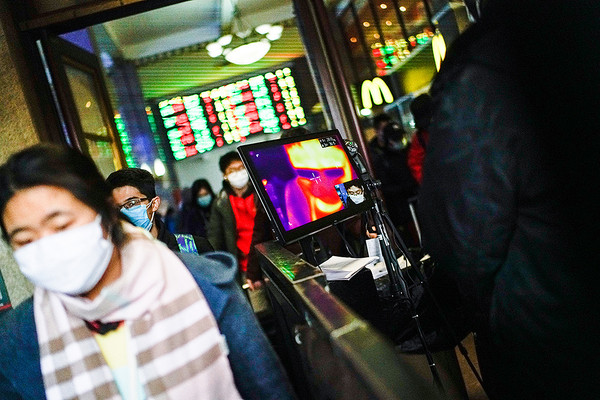 ▲北京民眾在車站排隊通過體溫篩檢站。（圖／CFP）
