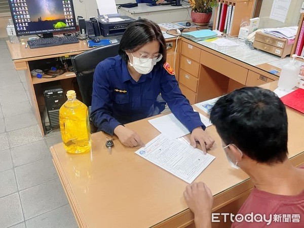 ▲東港分局林邊分駐所警員劉智佳、陳凱翌募集物質幫助王家            。（圖／記者陳崑福翻攝）