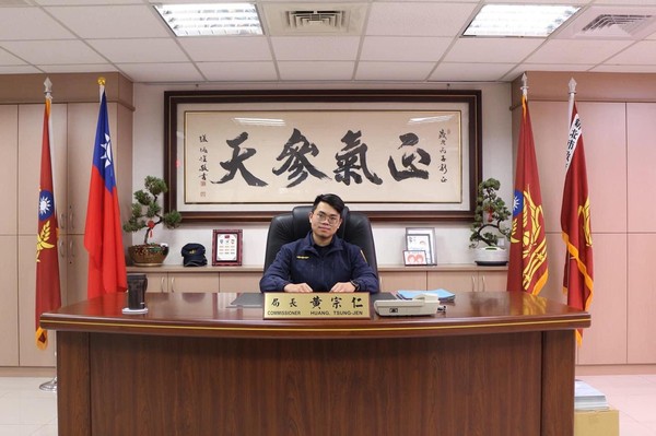 ▲▼新北市警察局局長推出「破案桌」，親自拉開椅子讓有功警坐上局長大位。（圖／翻攝自新北市警察局臉書）