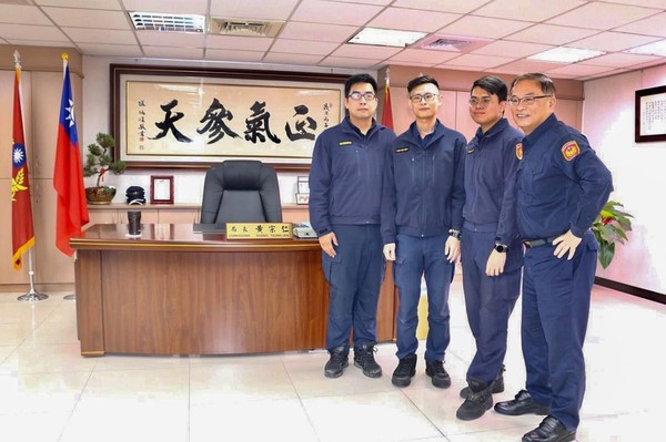 ▲▼新北市警察局局長推出「破案桌」，親自拉開椅子讓有功警坐上局長大位。（圖／翻攝自新北市警察局臉書）