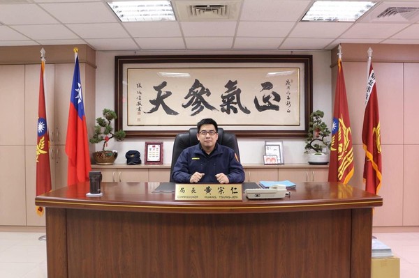 ▲▼新北市警察局局長推出「破案桌」，親自拉開椅子讓有功警坐上局長大位。（圖／翻攝自新北市警察局臉書）