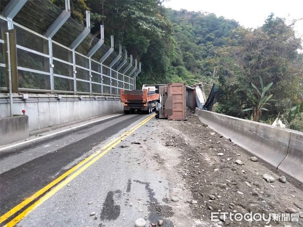 ▲▼蘇花北上東澳段，11日一砂石車過彎太快失去重心翻車，車上砂石灑滿地並造成司機受傷。（圖／記者游芳男翻攝，下同）