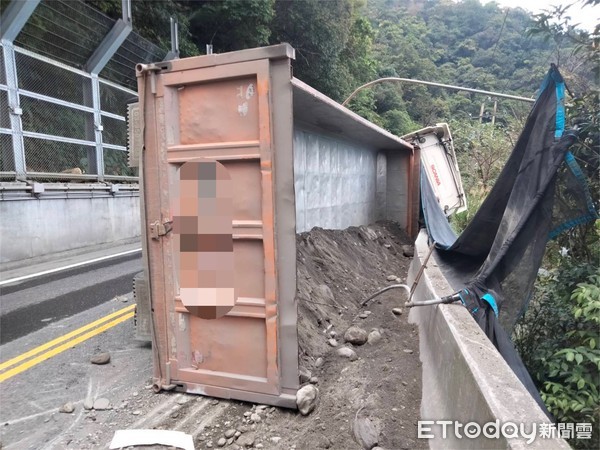 ▲▼蘇花北上東澳段，11日一砂石車過彎太快失去重心翻車，車上砂石灑滿地並造成司機受傷。（圖／記者游芳男翻攝，下同）