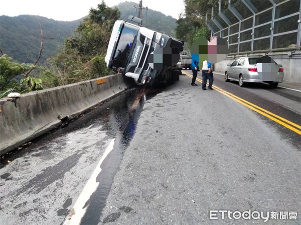 ▲▼蘇花北上東澳段，11日一砂石車過彎太快失去重心翻車，車上砂石灑滿地並造成司機受傷。（圖／記者游芳男翻攝，下同）