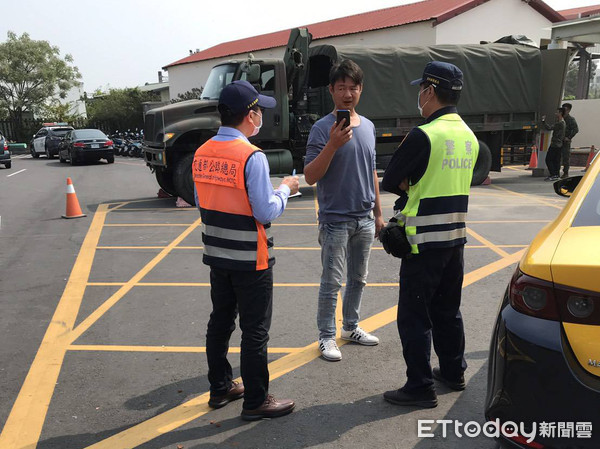 ▲雲林監理站加強每不定點隨機稽查，並對合法計程車宣導公路法經修正，已訂定檢舉獎勵辦法。（圖／記者蔡佩旻翻攝）