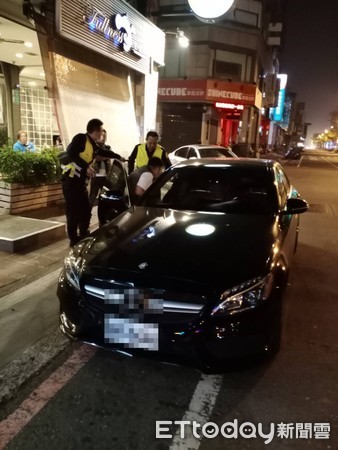 ▲台南市警一分局後甲派出所所長顏旭志、警員蔣岳軒，發現一部自小客車紅線違停，經上前盤查，查獲29歲陳姓駕駛人持有2包安非他命。（圖／記者林悅翻攝，下同） 