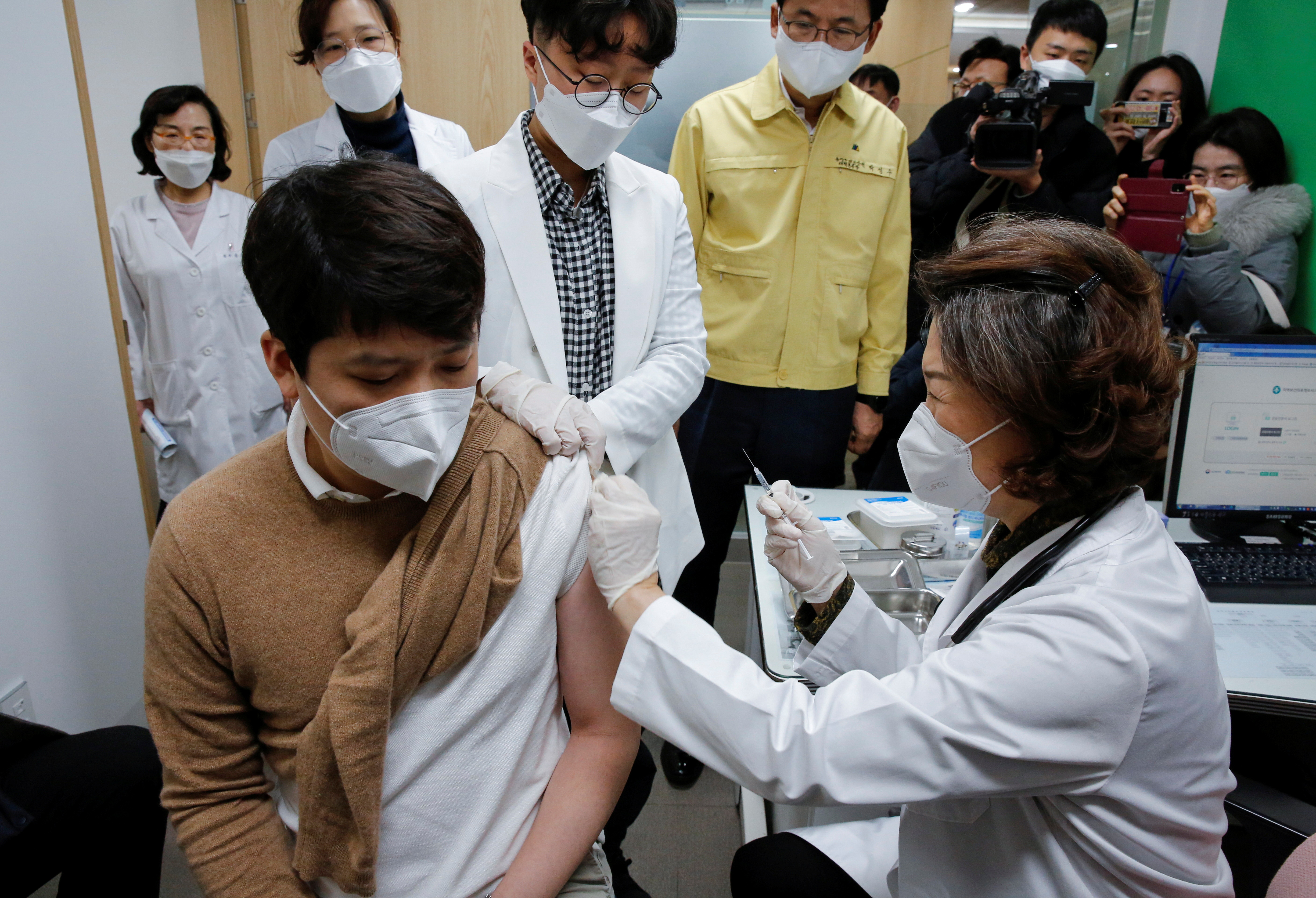 ▲▼南韓一名男子接種AZ疫苗後，四肢無力、腳踝發痛，甚至無打行走。（圖／路透社）