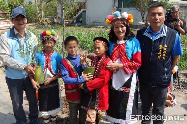 ▲久美民族小學學童在植樹節前夕種下鄒族神樹和神花種苗。（圖／林務局南投林管處提供）