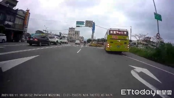 ▲▼空車國光客運宜蘭市中山路一段走右轉專用道後，在縣民大道路口違規左轉中山路一段竟行駛路側。（圖／擷取自《宜蘭知識＋》，下同）