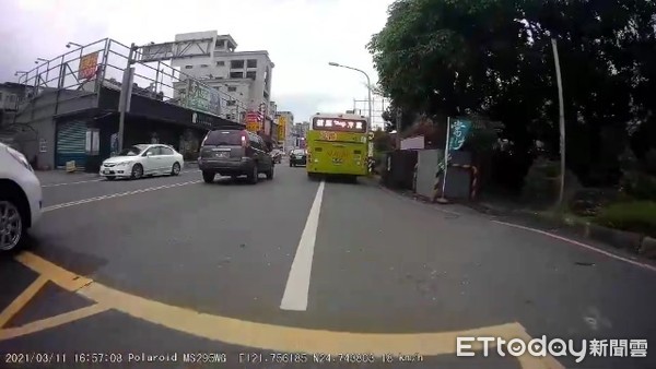 ▲▼空車國光客運宜蘭市中山路一段走右轉專用道後，在縣民大道路口違規左轉中山路一段竟行駛路側。（圖／擷取自《宜蘭知識＋》，下同）