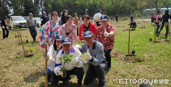 ▲創辦人許文志博士帶領植樹團隊，進行創校30週年校慶活動，體現「植樹減碳」的環境保護行動。（圖／記者蔡佩旻翻攝）