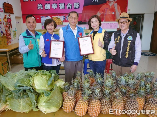 ▲東港安泰醫院榮譽院長蘇清泉感謝高雄市左營區3位里長挺屏東農友             。（圖／記者陳崑福翻攝，以下同）