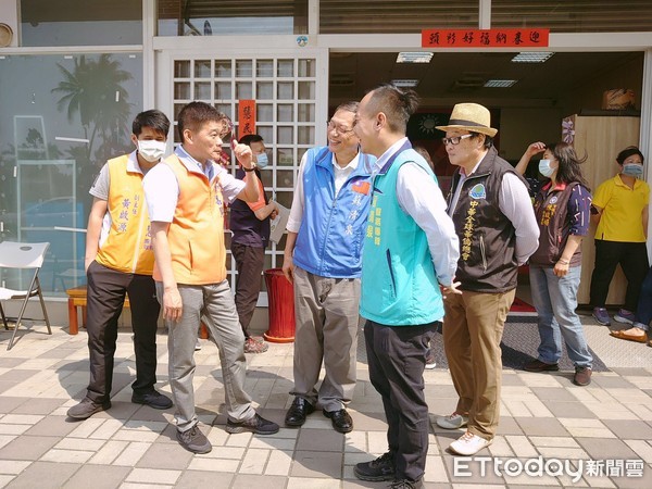 ▲東港安泰醫院榮譽院長蘇清泉感謝高雄市左營區3位里長挺屏東農友             。（圖／記者陳崑福翻攝，以下同）