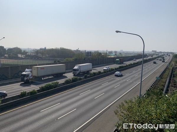 ▲雲林一名男子駕駛貨車行駛高速公路，變換車道時未確實打滿方向燈，遭民眾檢舉，短短7分鐘變換9次車道，遭開9張罰單，一張罰單4500元，共開出4萬5百元罰鍰。（圖／示意圖／記者蔡佩旻攝）