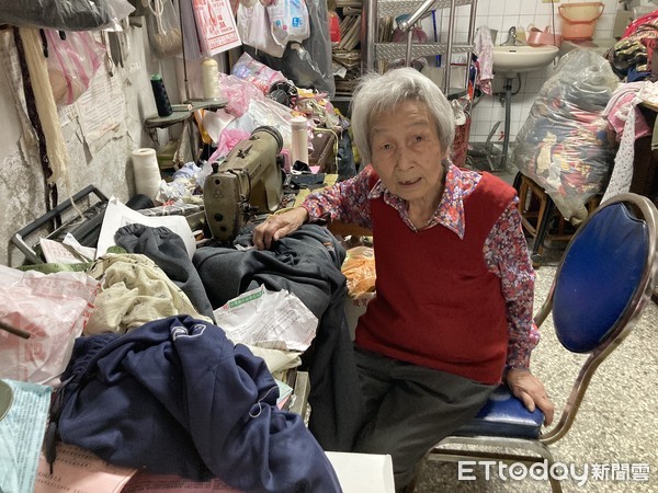 ▲▼   金枝阿姨已經90多歲，從50年前就住在台北市萬華區南機場整宅裡。（圖／記者許靖騏攝）