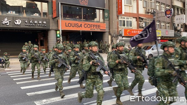 ▲▼大批陸航特官兵在竹圍捷運站外進行行軍訓練。（圖／記者游宗樺攝）