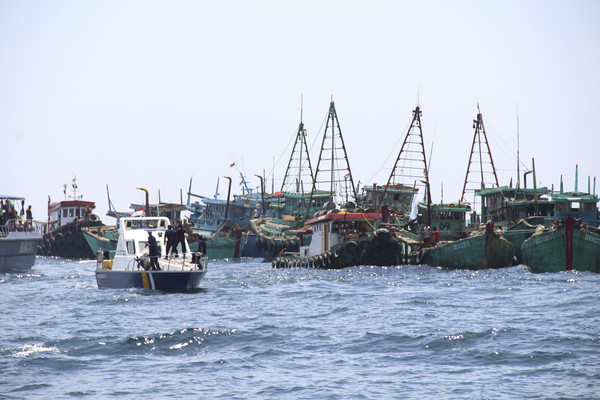 ▲▼印尼海洋事務暨漁業部（Ministry of Marine Affairs and Fisheries）2019年5月4日巡邏船行駛經過行經在其水域非法捕魚的外國漁船，接著將其擊沉。（圖／達志影像／美聯社）