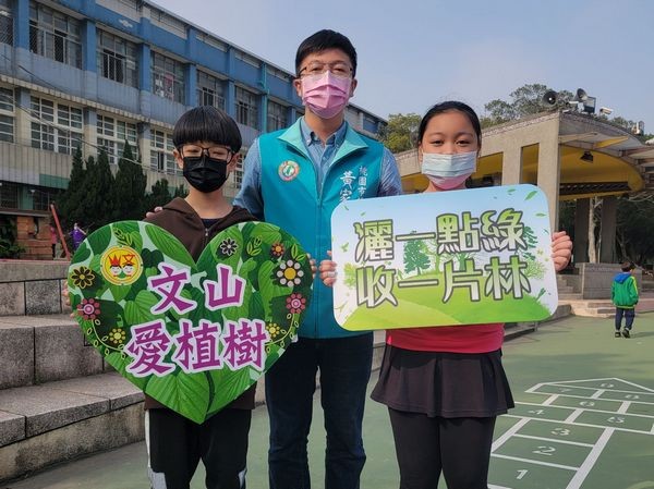 ▲「文山愛種樹」小粉絲包圍「大學長」。（圖／黃家齊提供）