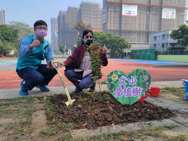 ▲「文山愛種樹」小粉絲包圍「大學長」。（圖／黃家齊提供）