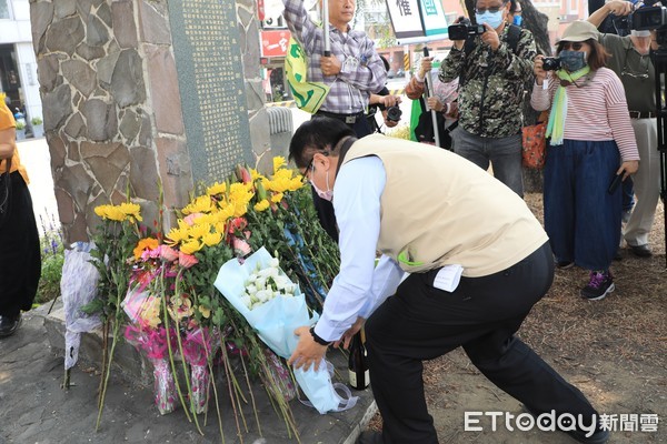 ▲台南市長黃偉哲也出席活動，向湯德章律師銅像行鞠躬禮及獻花，以表達追思致敬之意。（圖／記者林悅翻攝，下同）