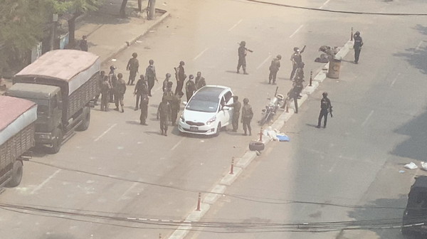 ▲▼緬甸軍警在仰光街頭拘捕民眾。（圖／路透）