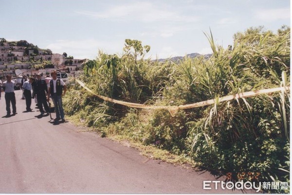 ▲▼嫌犯在偵訊時錄影機頻跳針，原來是錄影帶盒子遮住了死者照片，警方認為「死者應該想看著嫌犯被偵訊」。（圖／記者邱中岳翻攝）