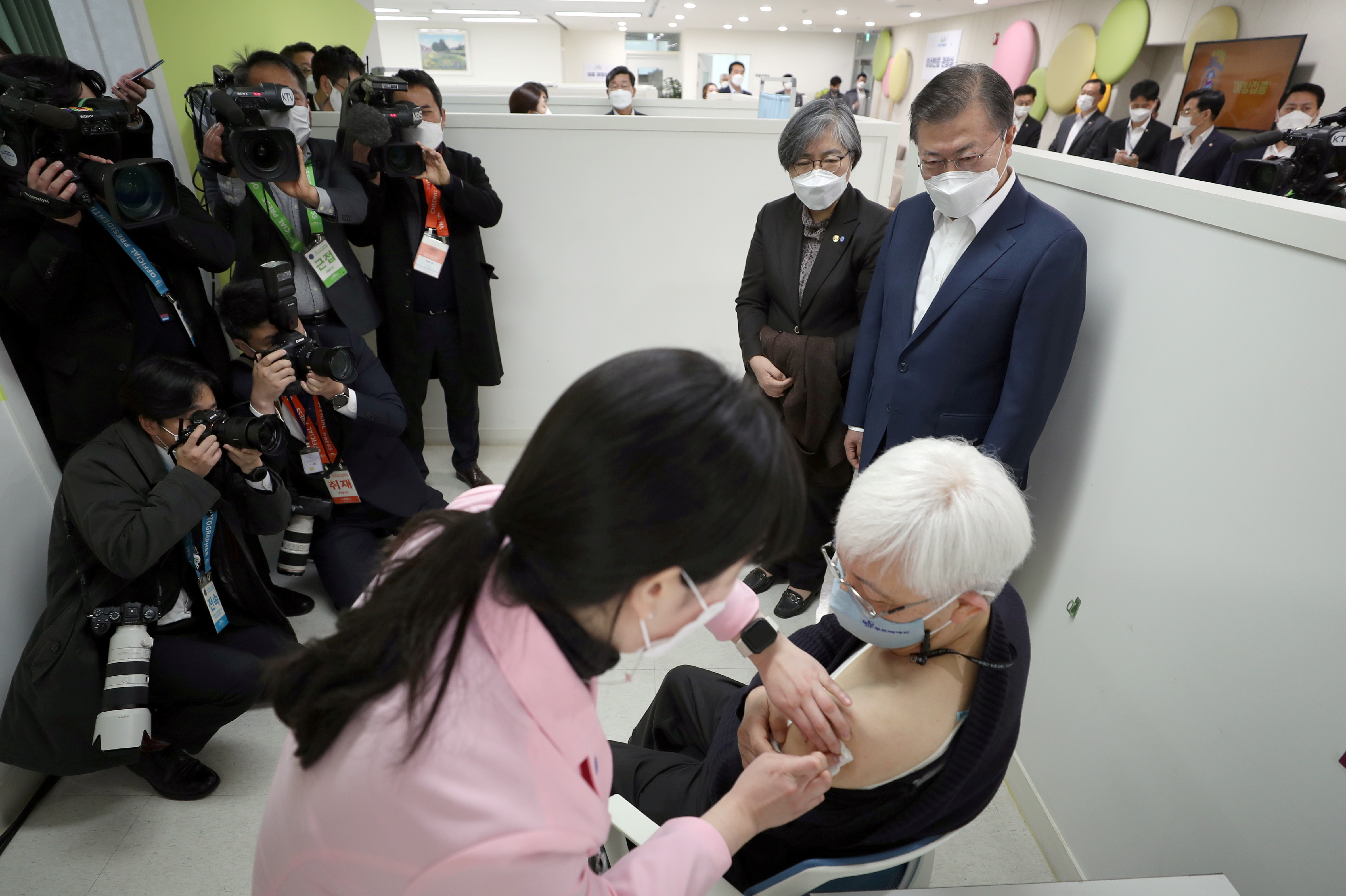 ▲▼南韓第二季開放一般民眾施打新冠疫苗，其中65歲以上高齡人士為優先接種對象。（圖／路透社）