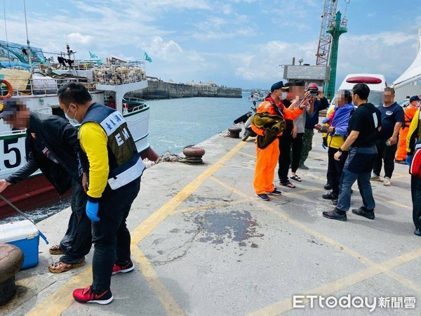 ▲▼台東海域「漁船沉了」瞬間沒入海！船員急逃生　海巡搜救中。（圖／記者楊漢聲翻攝）