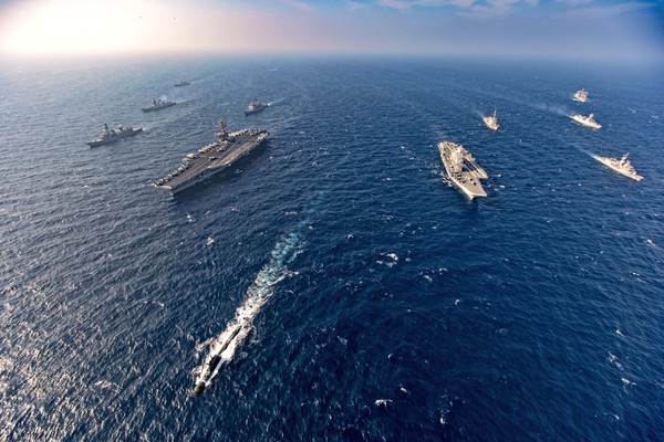 ▲▼印度、美國、日本、澳洲2020年11年在印度洋阿拉伯海北部舉行「馬拉巴爾」（Malabar）海軍演習。圖為軍艦與航空母艦正在執行第二階段軍演。（圖／達志影像／美聯社）