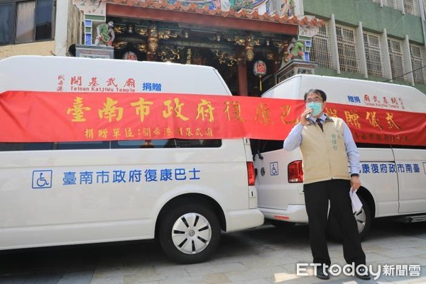 ▲台南市開基武廟捐贈2輛復康巴士給台南市政府社會局，由市長黃偉哲親自出席捐贈儀式並回贈感謝狀。（圖／記者林悅翻攝，下同）