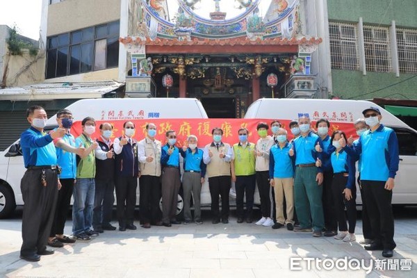 ▲台南市開基武廟捐贈2輛復康巴士給台南市政府社會局，由市長黃偉哲親自出席捐贈儀式並回贈感謝狀。（圖／記者林悅翻攝，下同）