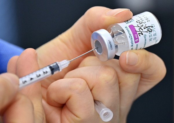 ▲▼南韓一名50多歲男子接種AZ疫苗後發燒，約9天死亡。（圖／路透社）