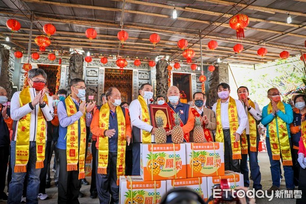 ▲土地公慶生保平安做好事 侯友宜助農民行銷鳳梨、高麗菜。（圖／新北市農業局提供）