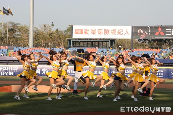 ▲▼中信兄弟象台中開幕戰開打，盧秀燕到場加油。（圖／台中市政府提供）