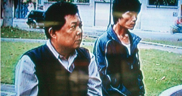 呂文昇（右）、吳慶陸（左）落網之後，把殺死老夫婦的主要罪責推給對方。（翻攝畫面）