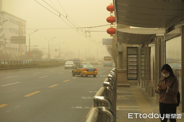 ▲▼3月15日，北京市出現明顯沙塵天氣。（圖／記者陳政錄攝）