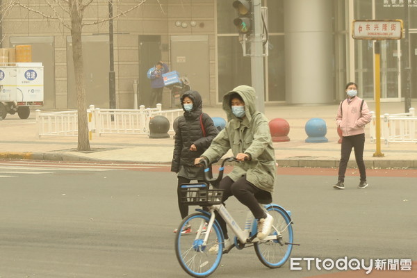 ▲▼3月15日，北京市出現明顯沙塵天氣。（圖／記者陳政錄攝）