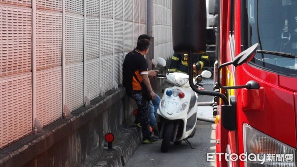 ▲北市環東大道往汐止方向發生火燒車事件。（圖／記者黃彥傑攝）