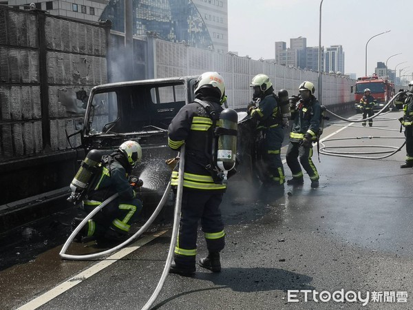 ▲北市環東大道往汐止方向發生火燒車事件。（圖／記者黃彥傑攝）