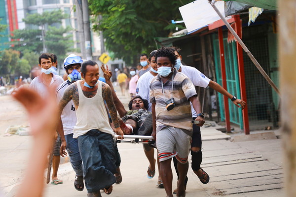 ▲▼ 緬甸14日鎮壓造成至少39人死亡，淪最血腥一日。圖為仰光示威者中彈被緊急送往救治的畫面。（圖／路透）