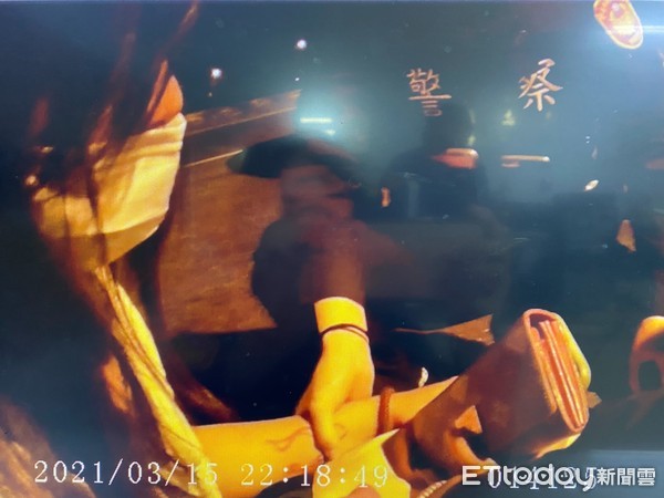 ▲台南市警四分局安平所警方，及時攔阻女兵跳橋尋短，避免一場憾事發生。（圖／記者林悅翻攝，下同）