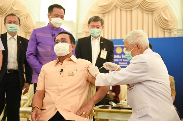 ▲▼ 泰國總理帕拉育（Prayut Chan-o-cha）16日上午接種AZ疫苗。（圖／路透）