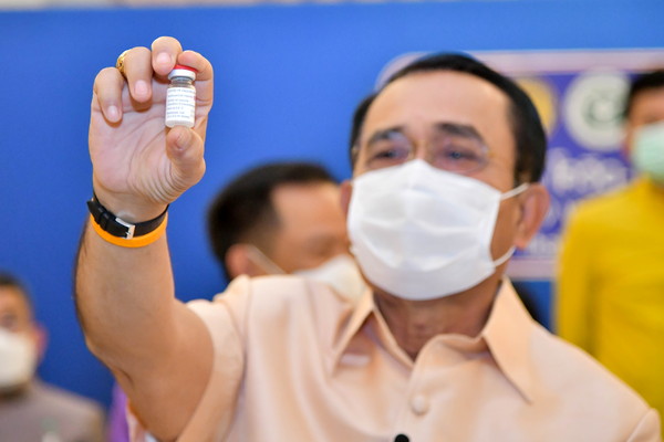▲▼ 泰國總理帕拉育（Prayut Chan-o-cha）16日上午接種AZ疫苗。（圖／路透）