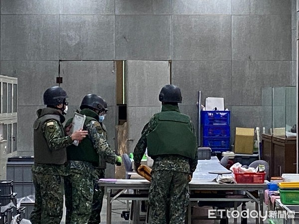 ▲台南藝術大學藝術史學系協助澎湖縣政府文化局整理一批古砲文物時，於其中一座砲管內勾出一只鏽蝕嚴重砲彈，麻豆分局員警據報到場勘驗，並通報軍方防爆人員查處。（圖／記者林悅翻攝，下同）