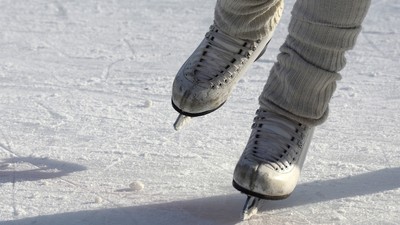 80歲嬤每天溜冰通勤！獨住冰湖全靠78年古董刀鞋　過得像Elsa