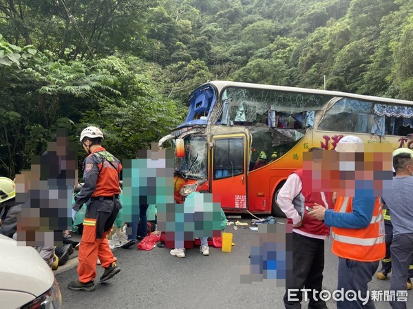 ▲遊覽車撞舊蘇花山壁，現場慘況曝光。（圖／記者游芳男翻攝）