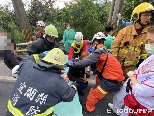 ▲遊覽車撞舊蘇花山壁，現場慘況曝光。（圖／記者游芳男翻攝）